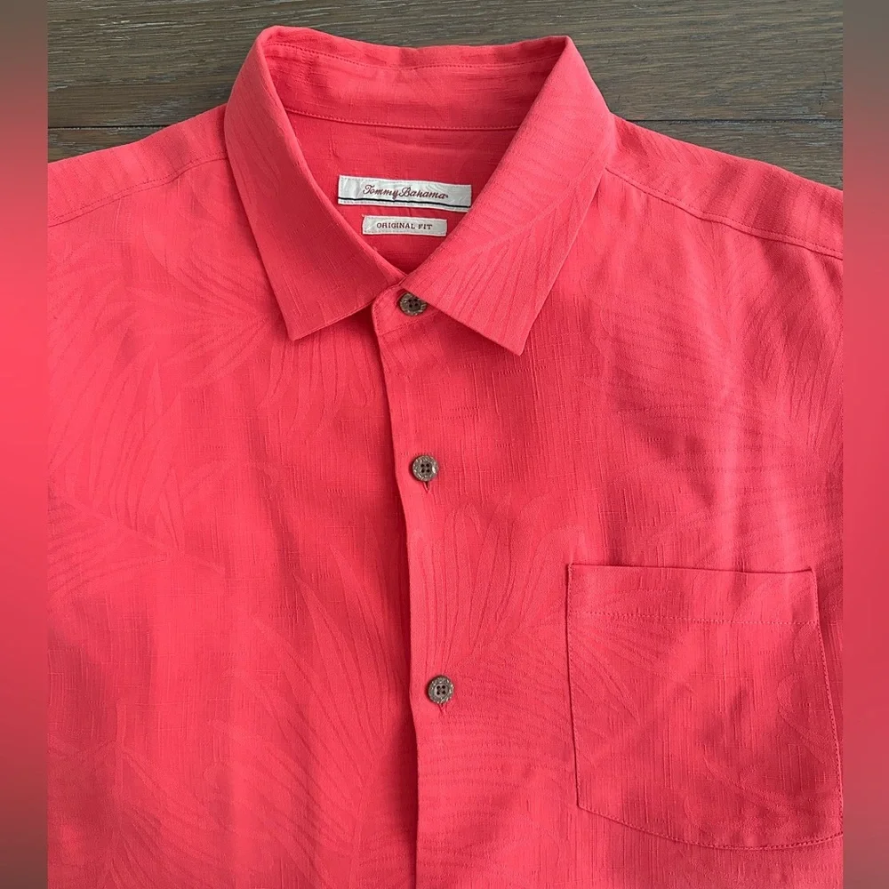 Tommy Bahama 100%‎ Silk Short Sleeve Button Up Shirt Size XL Gently Worn